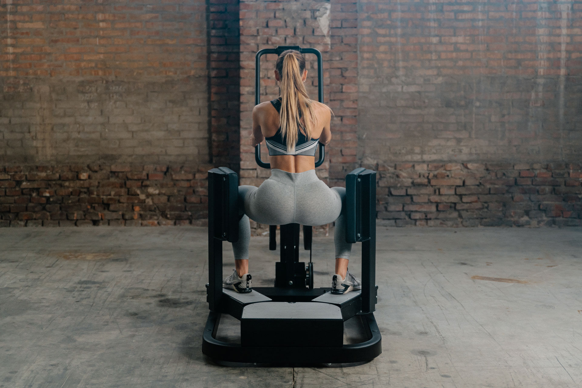 Силовой тренажер для ягодичных мышц Technogym STANDING ADDUCTOR